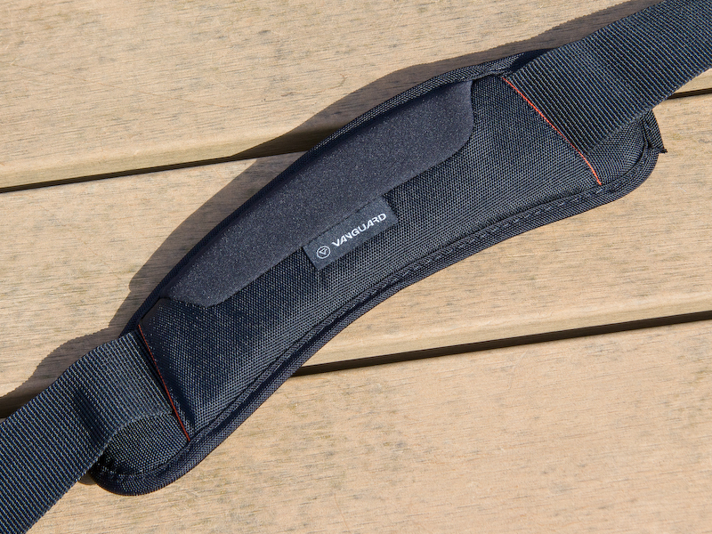 <b>付属のショルダーストラップには厚手の肩当てが付属。適度な曲面で肩の形状にも馴染む。</b>