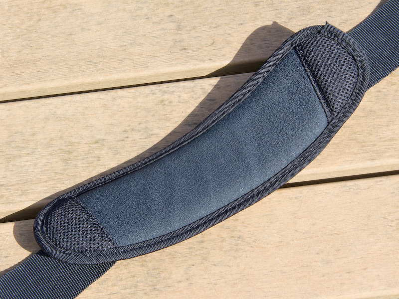 <b>付属のショルダーストラップには厚手の肩当てが付属。適度な曲面で肩の形状にも馴染む。</b>