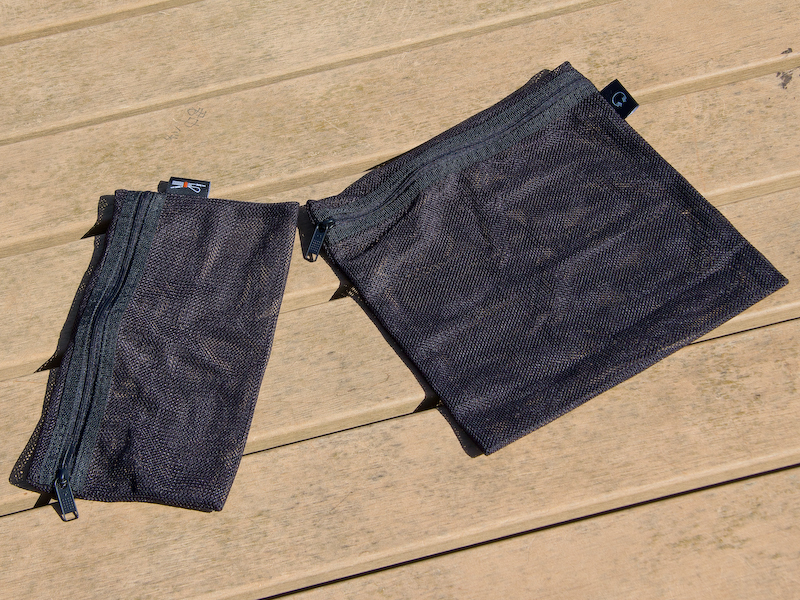 <b>付属アクセサリーポーチ2点。PCケーブルなどをまとめるのに便利。</b>