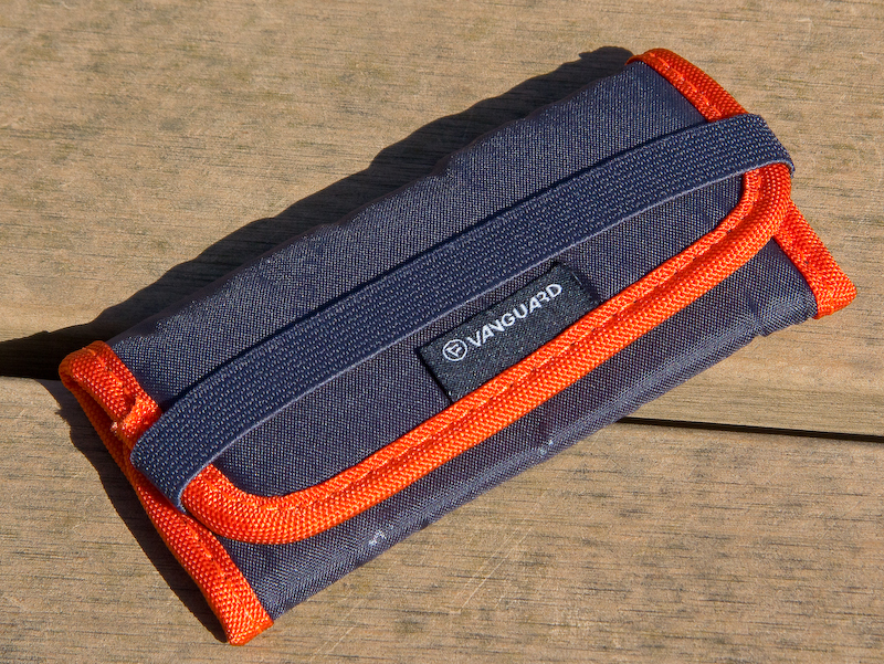 <b>メディアケースが付属。CF×4枚、SDメモリーカード×3枚を収納できる。</b>