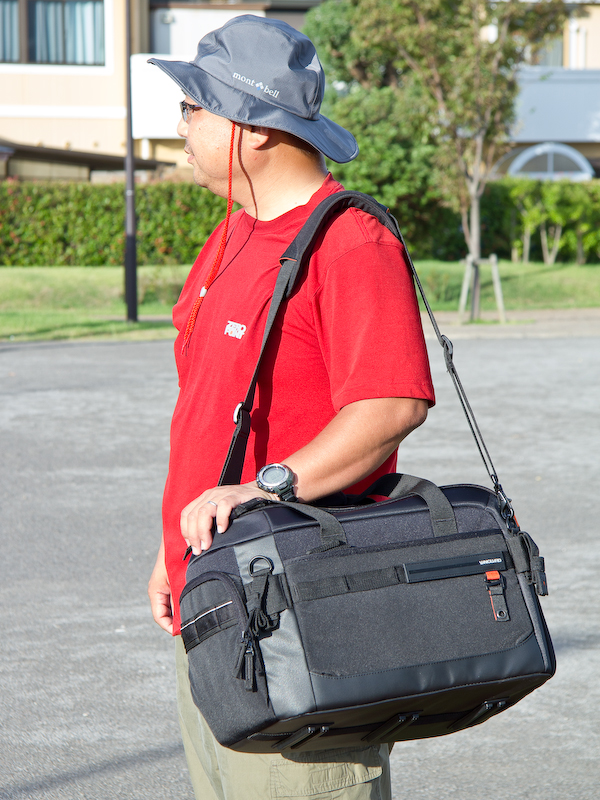 <b>肩から提げたところ。</b>