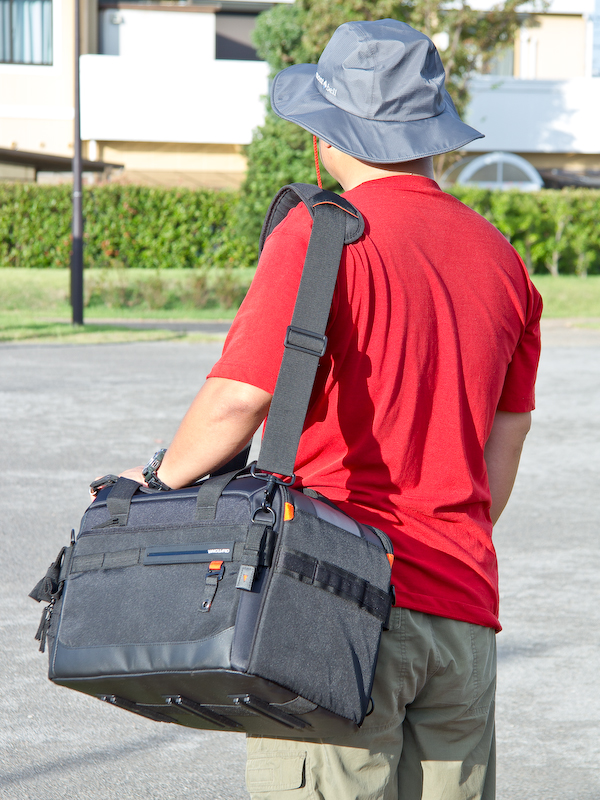 <b>肩から提げたところ。</b>