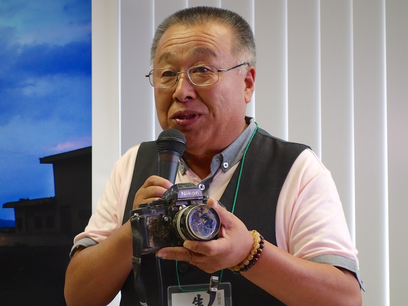<b>陸前高田市のアマチュア写真家志田信一氏は第3部に参加。手にするのは被災して泥をかぶったニコンF3。カメラ博物館に寄贈される</b>