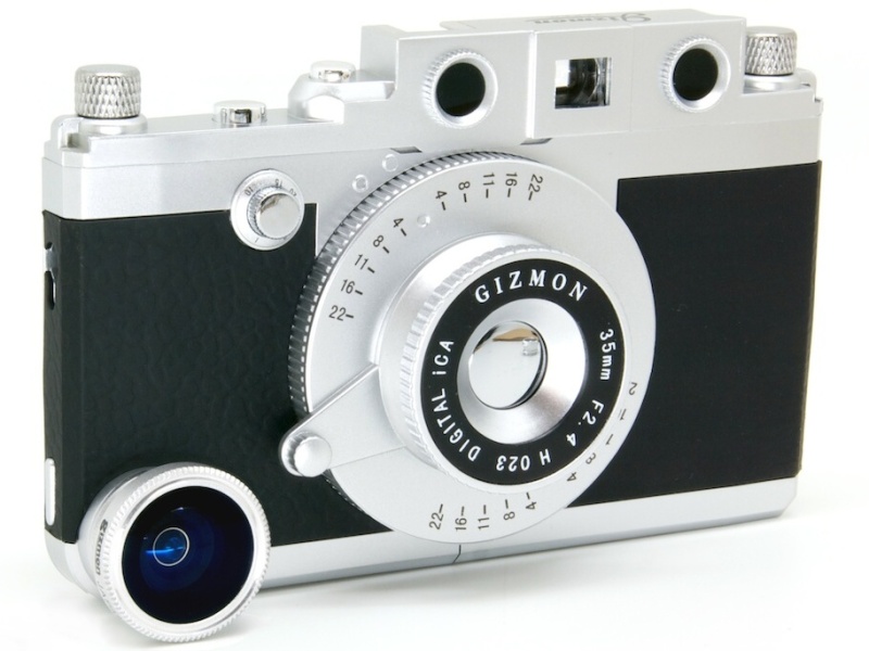 <b>iCAのレンズ穴（左下）に取り付けたところ</b>