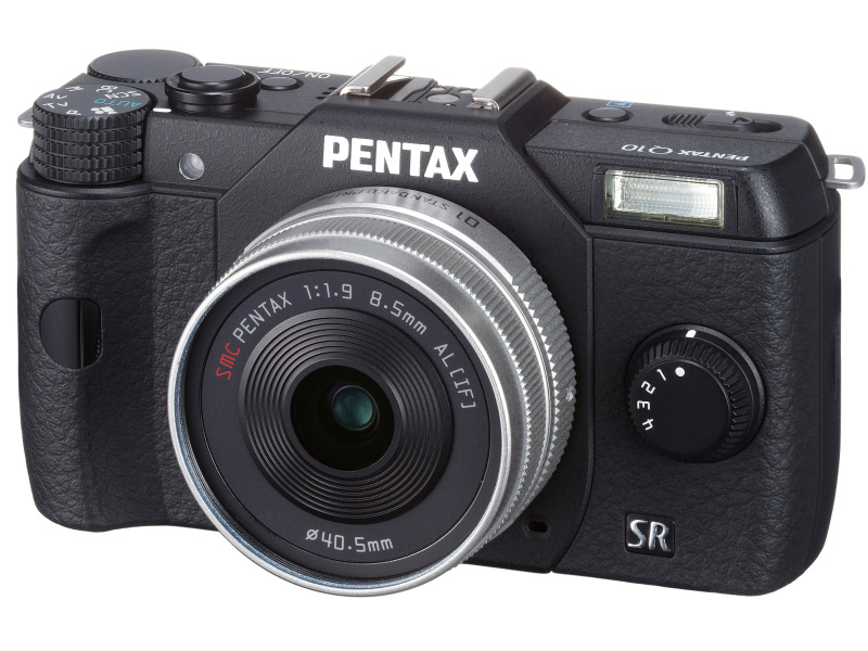 <b>PENTAX-01 STANDARD PRIMEを装着したところ（ブラック）</b>
