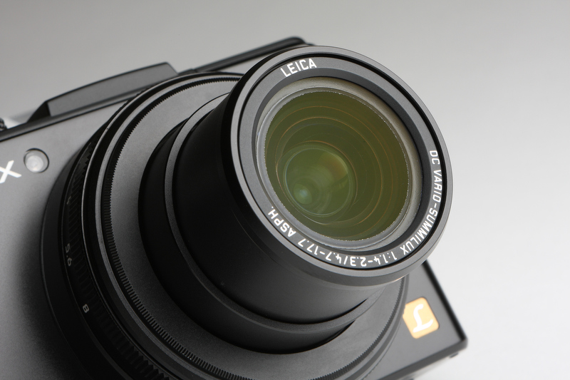 <b>レンズは光学3.75倍ズーム、LEICA DC VARIO-SUMMILUXを搭載する。広角端の開放値F1.4はクラス最高レベル。手ブレ補正機構POWER O.I.S.を搭載する。</b>