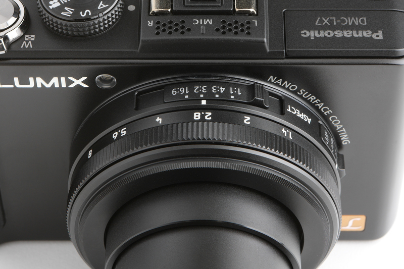 <b>レンズの付け根にあるアスペクト切り換えスイッチと絞りリング。4：3、3：2、16：9の画角はマルチアスペクトにより同じ画角としている。絞りの文字の間隔はちょっと広め。</b>