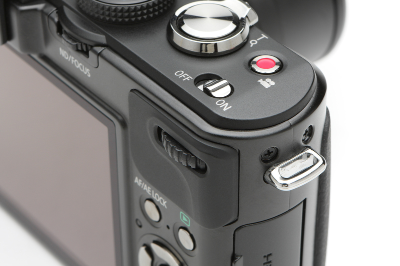 <b>押し込むことで設定する内容を切り換えられる“くるポン”ボタンを搭載。慣れるとたいへん使いやすい。スライド式の電源スイッチは、パナソニック・コンパクトモデルの伝統。</b>