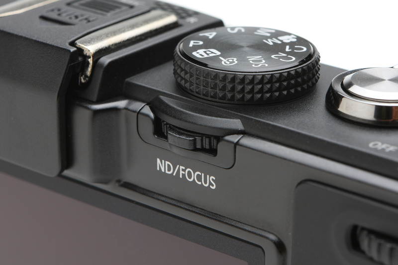 <b>NDフィルターのON/OFFは、このND/FOCUSレバーを押すだけで切り換えられる。AFでピントを合わせた後、このレバーでピント位置の微調整も可能としている。</b>