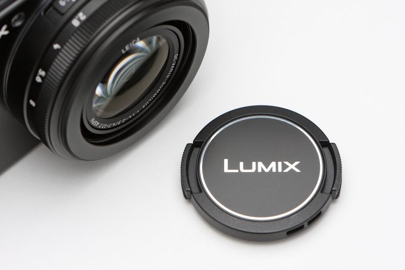 <b>どことなくクラシックテイストの漂うレンズキャップ。紛失防止のためにボディとつなぐ専用の紐が同梱されている。</b>