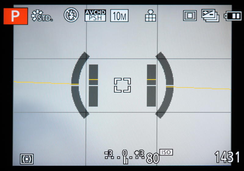 <b>左右および上下方向の傾きを表示する水準器機能を搭載する。大きく表示されるので視認性は高い。</b>