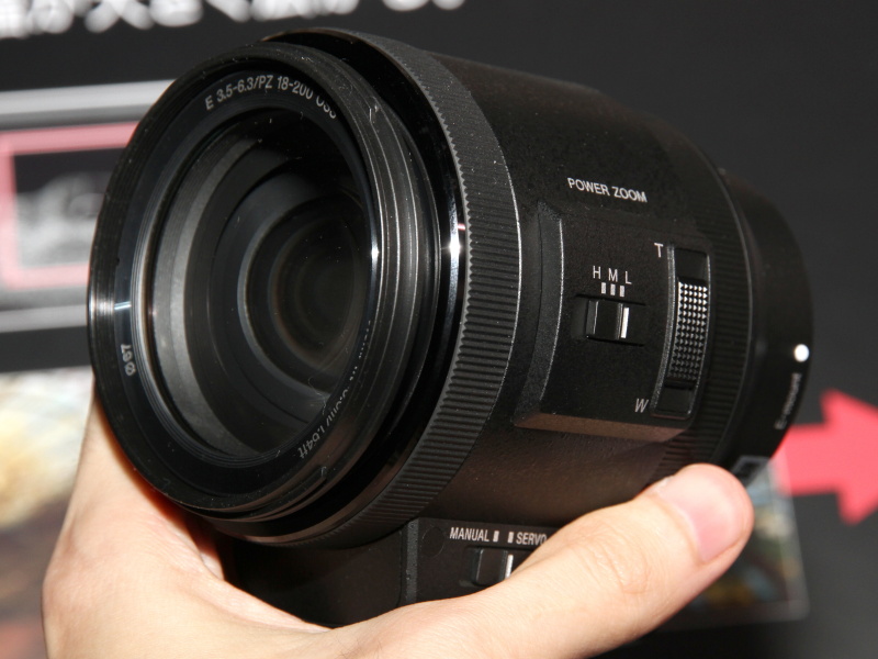 <b>同梱する18-200mmの電動ズームレンズ。スチル向けのNEXでも使用可能</b>