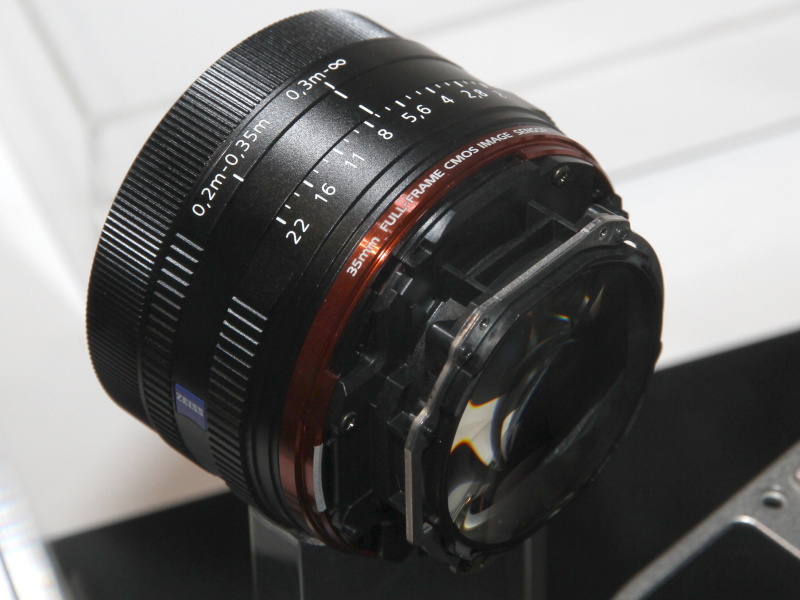 <b>後玉の大きさが際立つレンズ部</b>