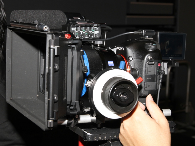 <b>ムービー撮影用機材と組み合わせたところ。α99は60pと24pのフルHD記録に対応し、音声まわりも強化した</b>