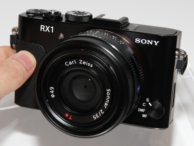 <b>サイバーショットDSC-RX1。動作機はなかった。発売は11月16日。店頭予想価格は25万円前後の見込み</b>