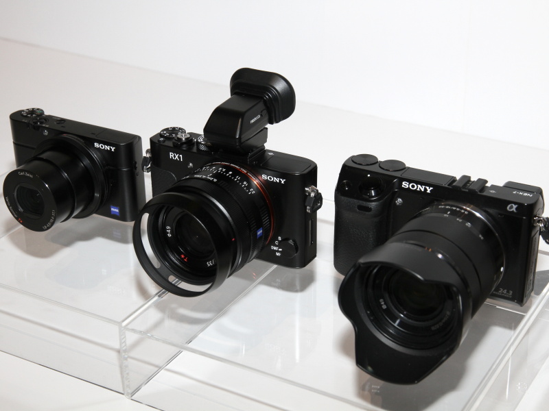 <b>サイバーショットDSC-RX100（左）、NEX-7（右）と比較。DSC-RX1は別売のレンズフードとEVFを装着</b>