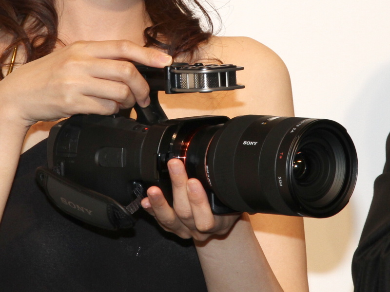 <b>「35mmフルサイズセンサーならではの表現力」をアピールする。発売は10月26日。店頭予想価格は35万円前後の見込み</b>