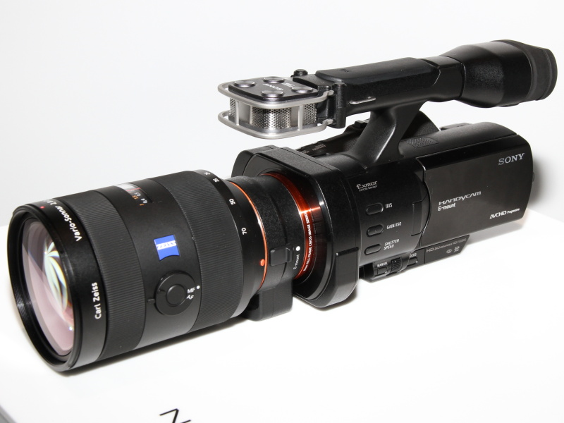 <b>35mmフルサイズセンサーを初搭載するレンズ交換式ビデオカメラNEX-VG900。アダプターを介してフルサイズ対応のAマウントレンズを装着している</b>