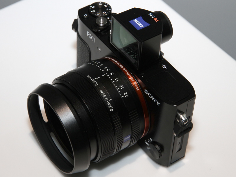 <b>別売のレンズフードとビューファインダーを装着</b>