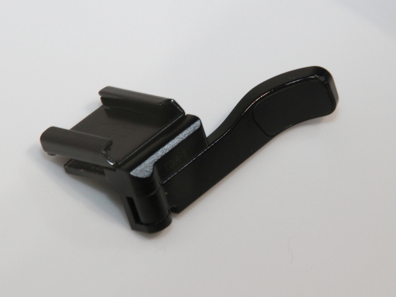 <b>DSC-RX1向けに純正でサムグリップを用意。使用しないときは指掛け部分を左手側に倒し、ボディに沿わせることができる</b>