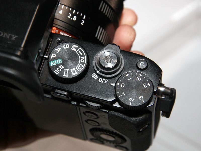 <b>露出補正ダイヤルを備える</b>