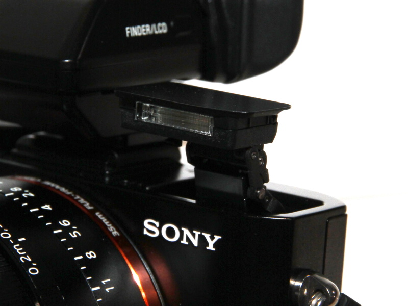 <b>ポップアップ式ストロボも搭載</b>