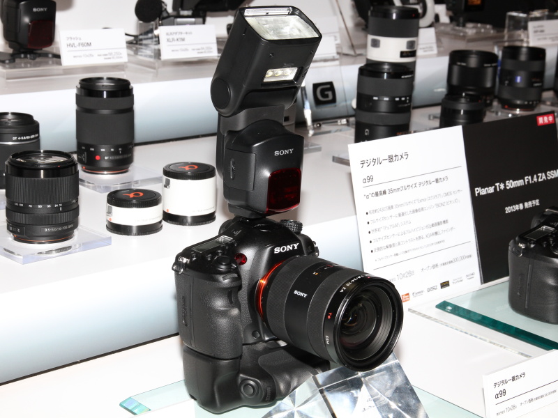 <b>LEDライトも備えたクリップオンストロボ「HVL-F60M」をα99に装着</b>