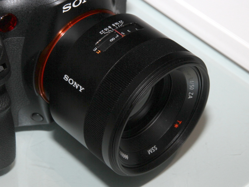 <b>2013年春に発売する「Planar T* 50mm F1.4 SSM」のモックアップを装着</b>