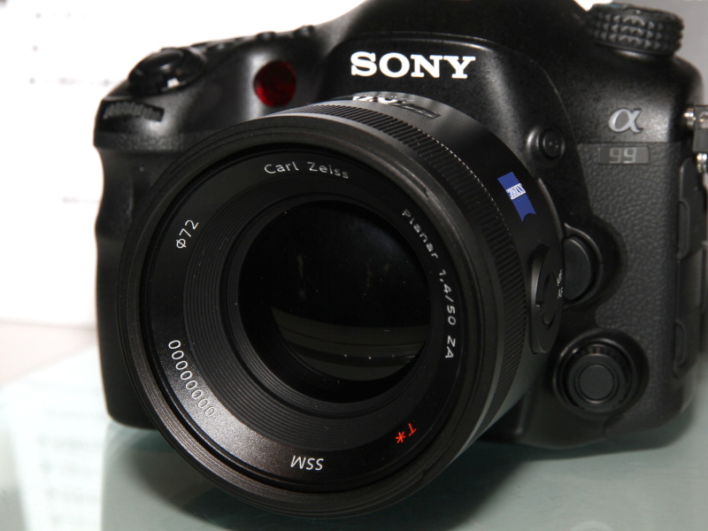<b>2013年春に発売する「Planar T* 50mm F1.4 SSM」のモックアップを装着</b>