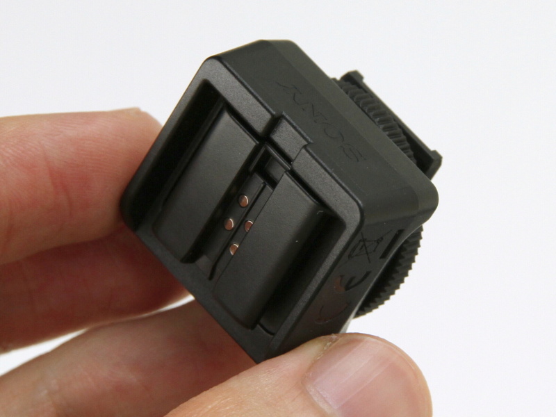 <b>オートロックアクセサリーシューへの変換アダプターが付属する</b>