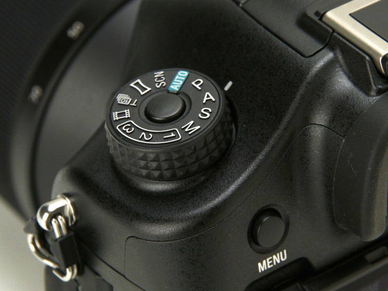 <b>左手側のロック式のモードダイヤル</b>