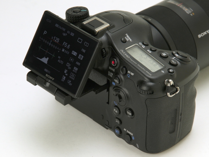 <b>液晶モニターは3軸可動式</b>