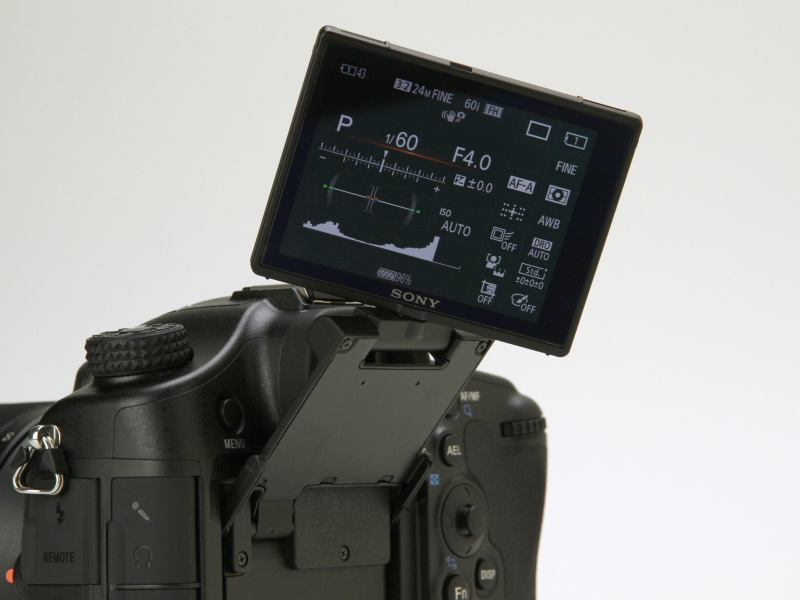 <b>液晶モニターは3軸可動式</b>