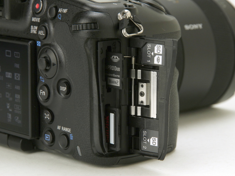 <b>SD系/メモリースティックDuo共用のスロットのほか、SD系専用のスロットをもう1つ備える</b>