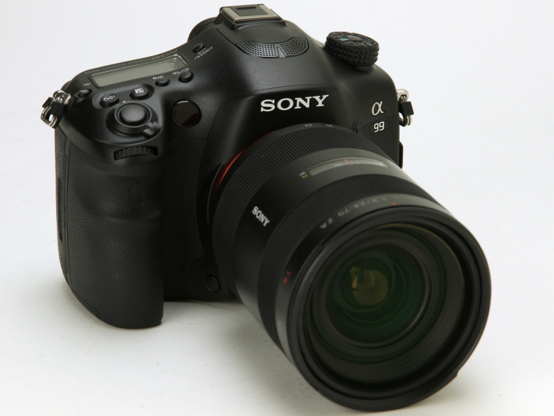 <b>Vario-Sonnar T* 24-70mm F2.8 ZA SSMの装着例</b>