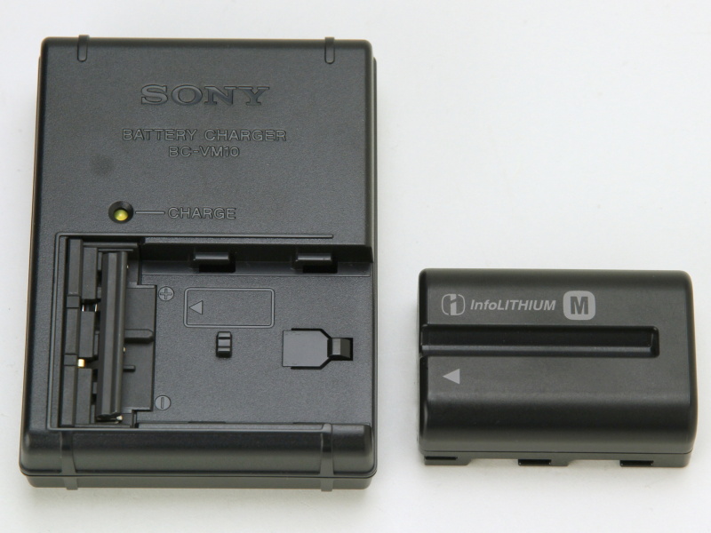 <b>同梱のバッテリーとチャージャー。チャージャーはプラグ内蔵式</b>