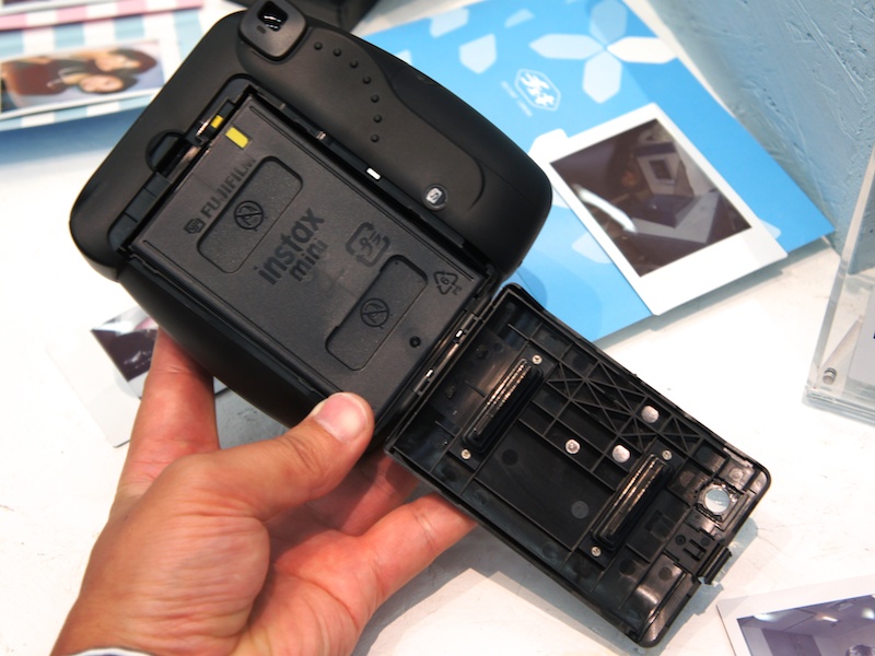 <b>チェキ伝統のinstax miniフィルムを使用。背面カバーを開けてカートリッジを装填する</b>