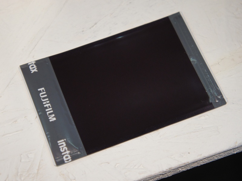 <b>チェキ伝統のinstax miniフィルムを使用。背面カバーを開けてカートリッジを装填する</b>