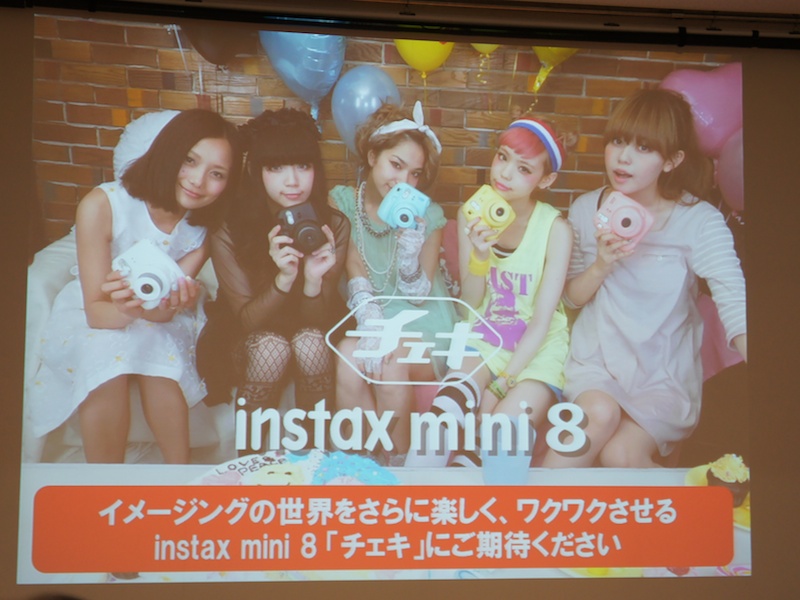 <b>青文字系雑誌のモデルを起用。メインビジュアルもチェキで撮影された。特設サイトは<a href="http://instax.jp"><u>こちら</u></a></b>