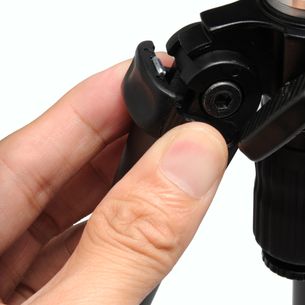 <b>3段階の開脚機構を備える</b>