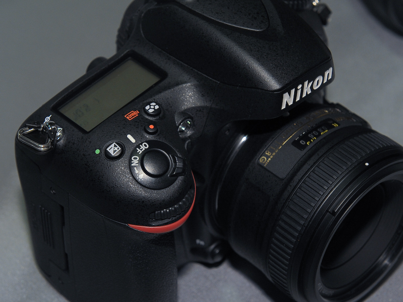 <b>グリップ部分の赤い意匠も健在</b>