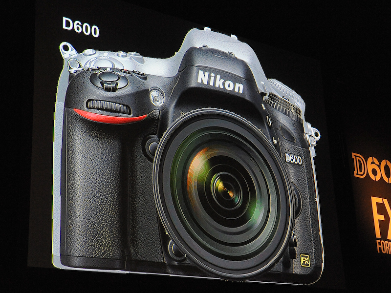 <b>背後にあるD800より小型化を図った</b>