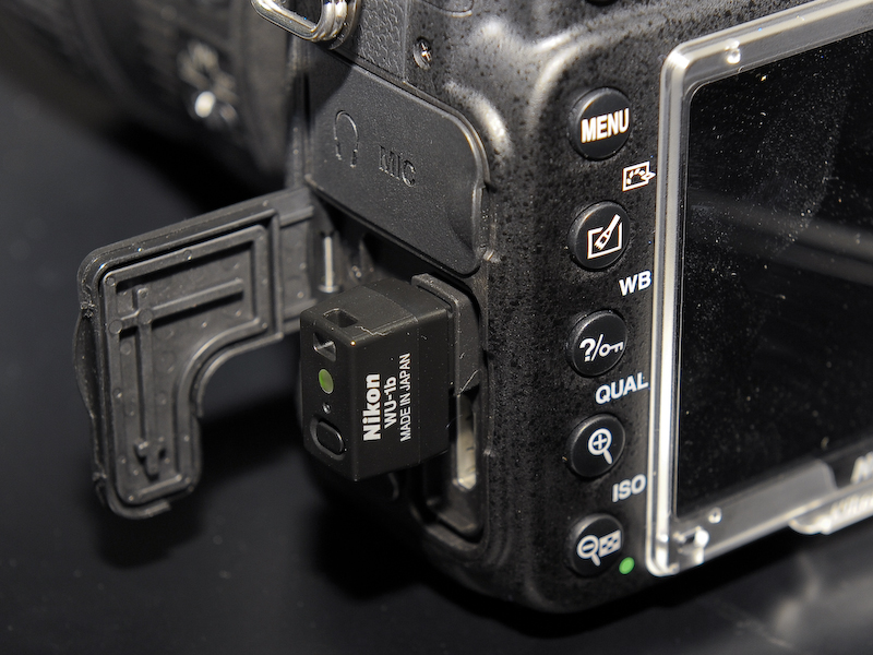 <b>WU-1bの機能は「D3200」用の「<a href="http://dc.watch.impress.co.jp/docs/review/item/20120607_538202.html"><b>WU-1a</b></a>」と同等。WU-1aは専用端子だったが、WU-1bはUSB端子に装着するようになった</b>