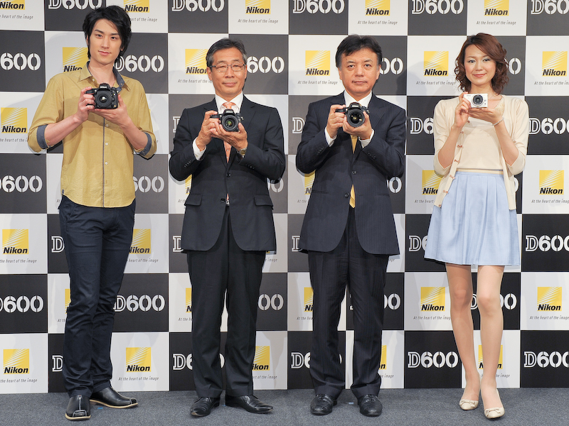 <b>D600を持つ五代氏（中央左）と山本氏（中央右）</b>
