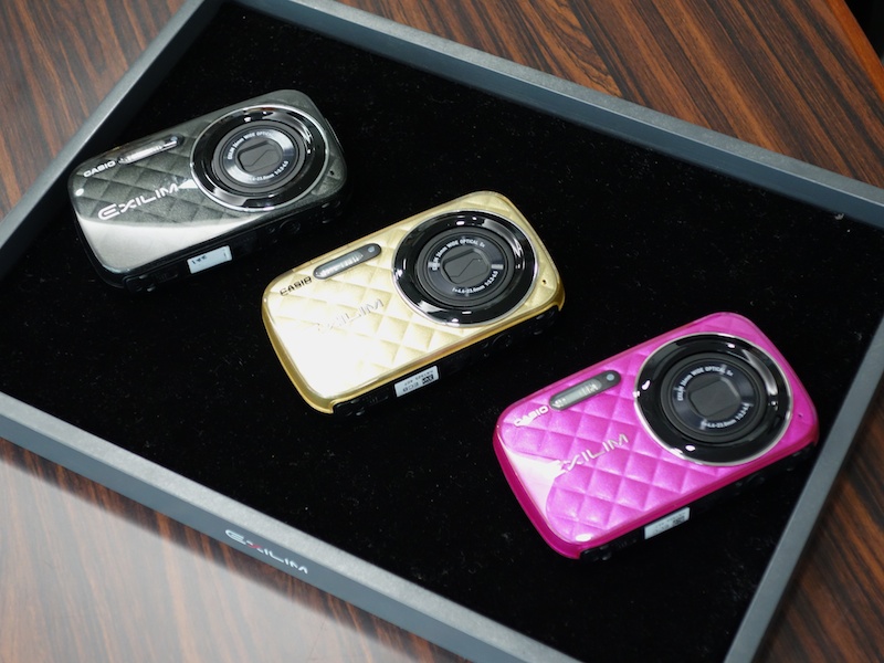 <b>キラキラした前面がインパクト大のEX-N10。</b>