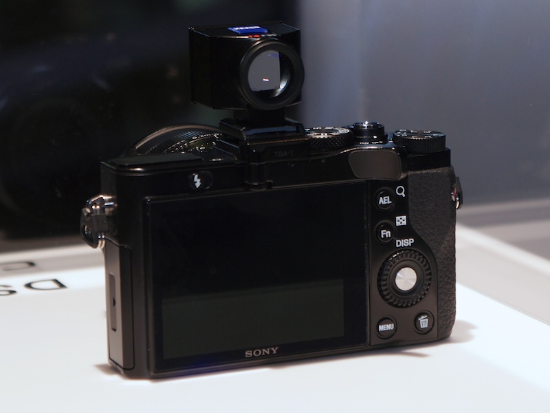 <b>背面。こちらは光学ファインダーFDAV1KとレンズフードLPH-1を装着</b>