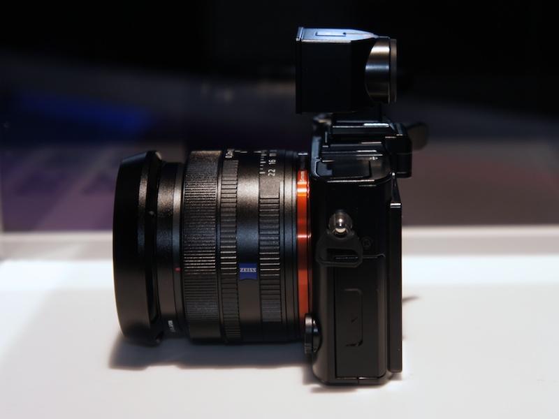 <b>側面。鏡胴にフォーカスリングと絞りリングを備えている</b>