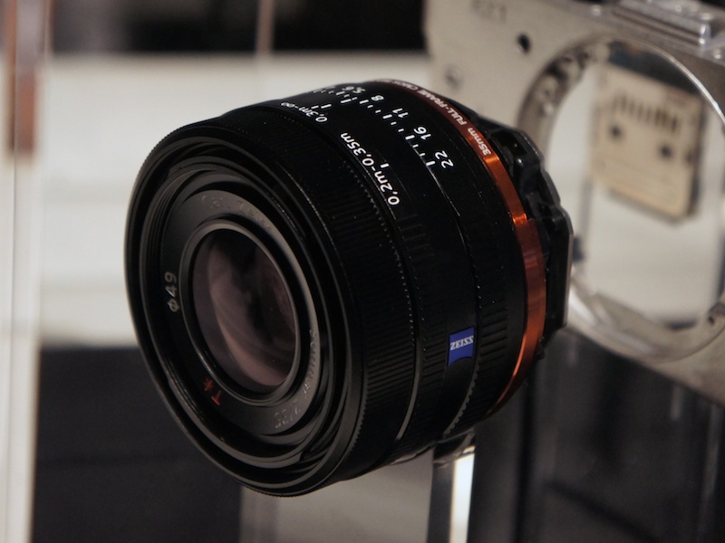 <b>レンズはCarl Zeiss Sonnar 2/35 T*</b>
