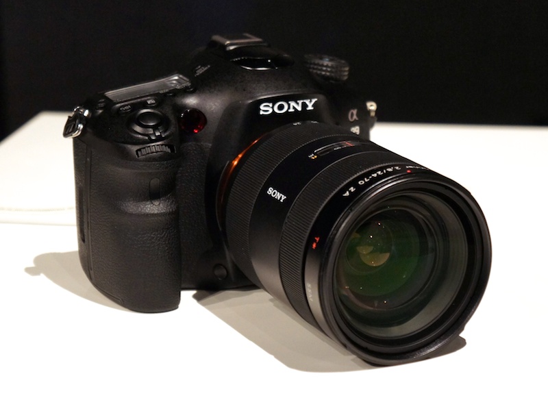 <b>α99。会場ではVario-Sonnar T* 24-70mm F2.8 ZA SSMを装着したボディが多かった。</b>