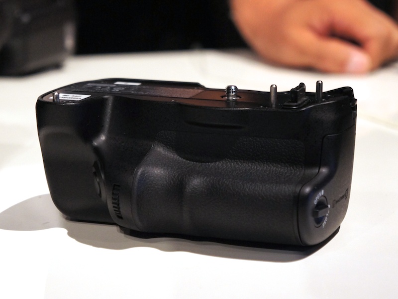 <b>オプションも豊富に用意。写真は縦位置グリップのVG-C99AM</b>